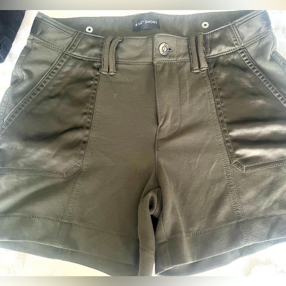 WHBM 4 1/2” shorts - Picture 1 of 4